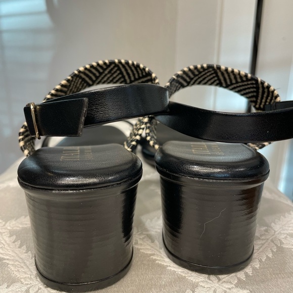 Italian Shoemakers Size 10 Black and Cream Aztecish Looking Style Sandal - Picture 4 of 7